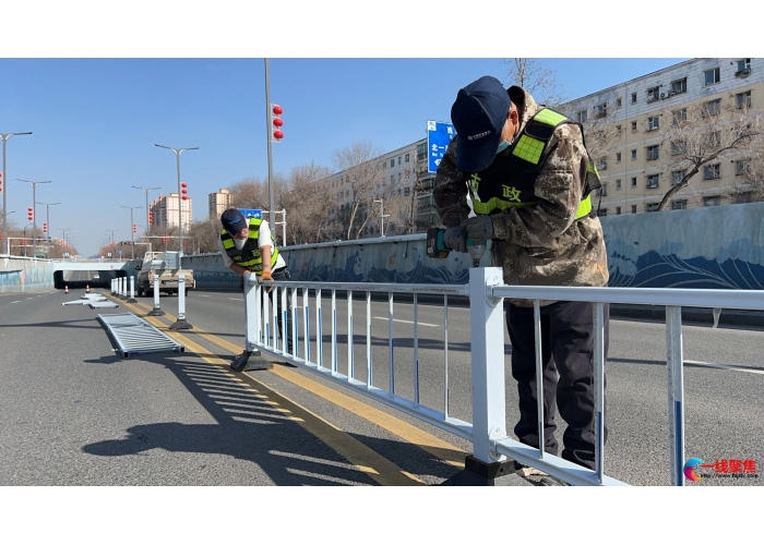 天山路下穿通道进出口安装隔离护栏  今后过马路别再任性了！