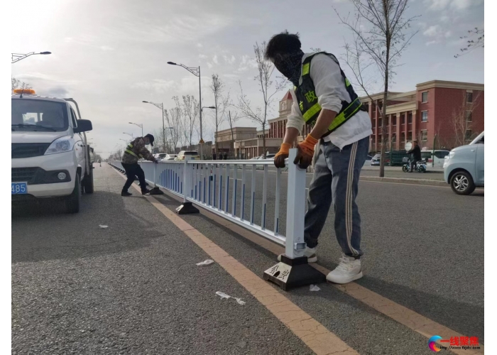 学校前增设了道路护栏   学生出行更安全