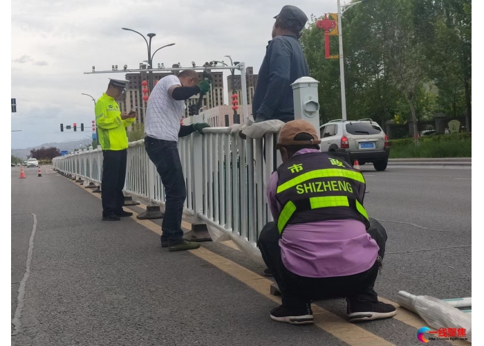 道路安装防护栏   保障市民出行安全