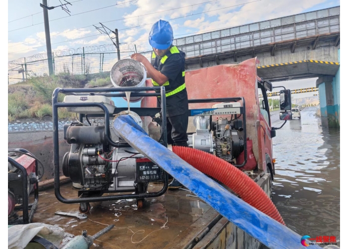 暴雨导致下穿通道积水 市政部门全力排水保路畅