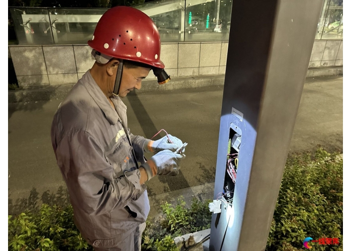 加强路灯夜间巡查  点亮市民节日夜景