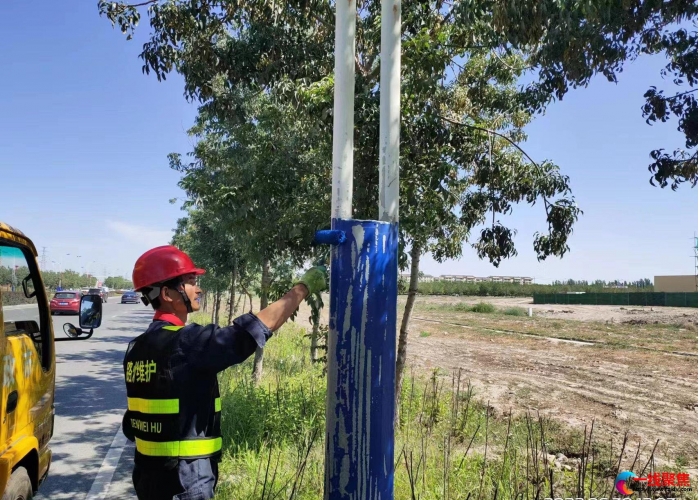 老旧灯杆刷新漆   城区路灯“换新颜”