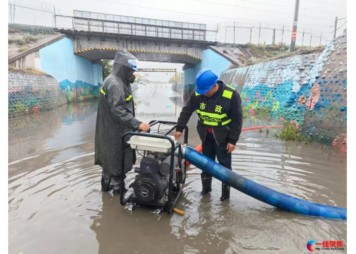 暴雨中，市政工人全力排涝保畅！