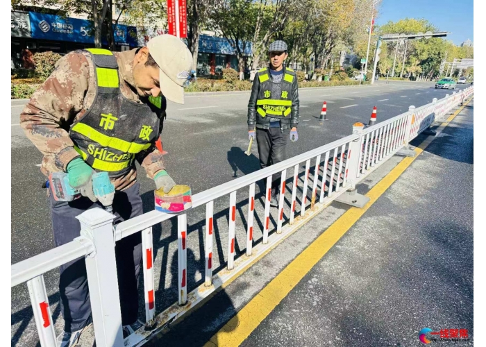 维护交通设施    筑牢节日交通安全“防护墙”