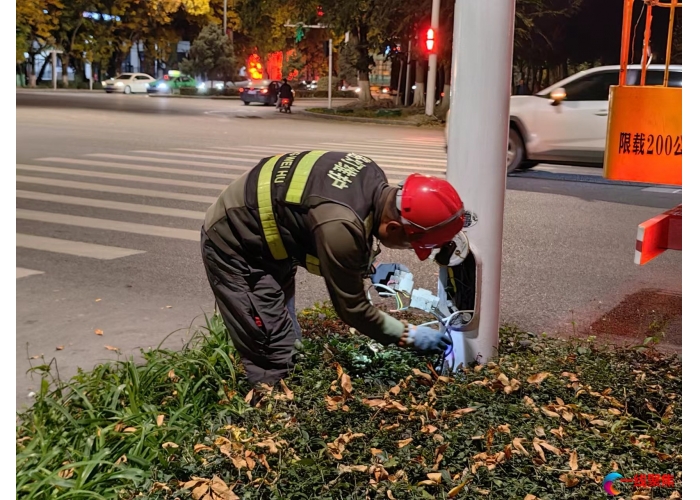 全力检修路灯设施    确保秋日灯明景