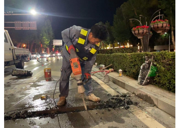 石河子市东环路路灯飞线全面入地   城市容颜再提升