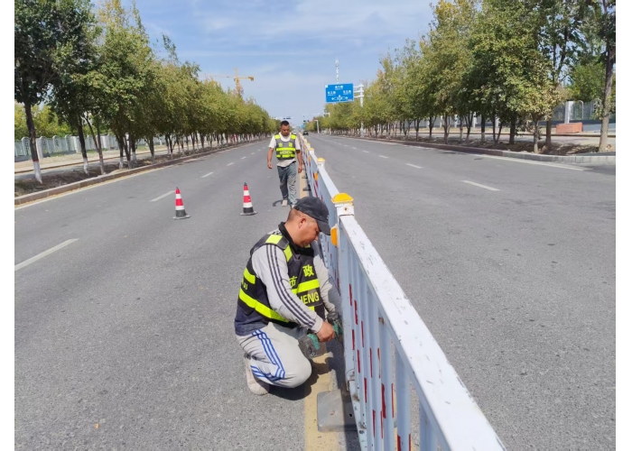 石河子大学南山新校区路段安装隔离护栏600米  保障石大学子出行安全