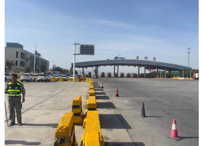 石河子高速出入口隔离墩焕新颜  市政部门消除安全隐患