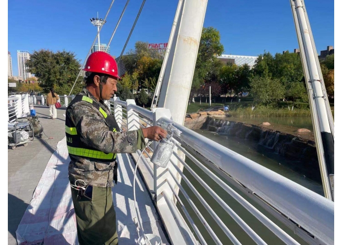 明珠河护栏“换新装”  靓丽市容迎双节