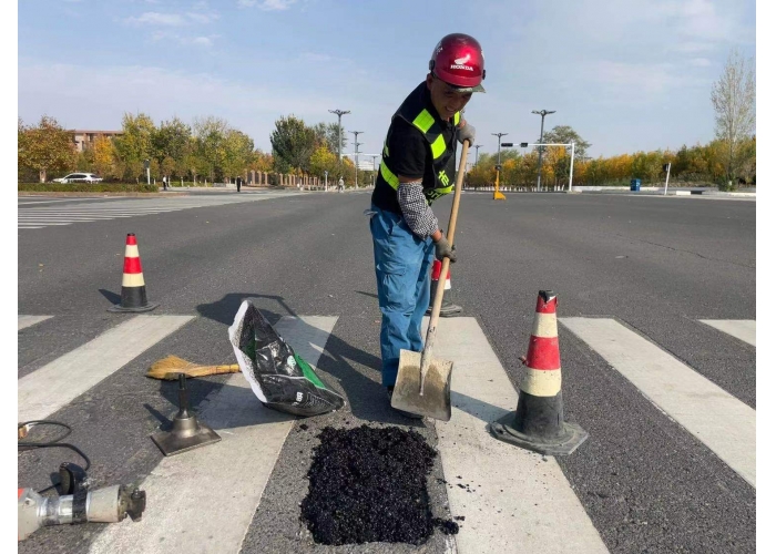 石河子市政部门精细“护航” 确保马拉松赛道平坦通畅