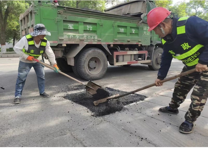 石河子城管局市政工程养护中心 双节坚守显担当    设施养护保畅通