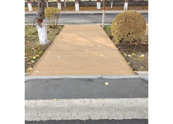 斑马线尽头不再“无路”   木栈道打