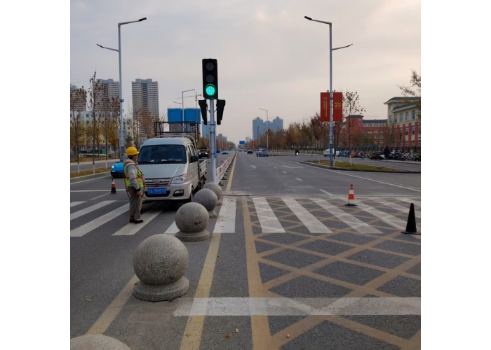 石河子职业技术学院东门新增信号灯