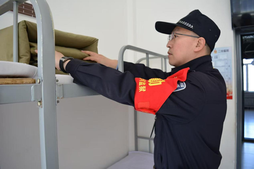 高墙内的坚守与温情——记黑龙江省七台河监狱办公室主任范滨涛(图3)