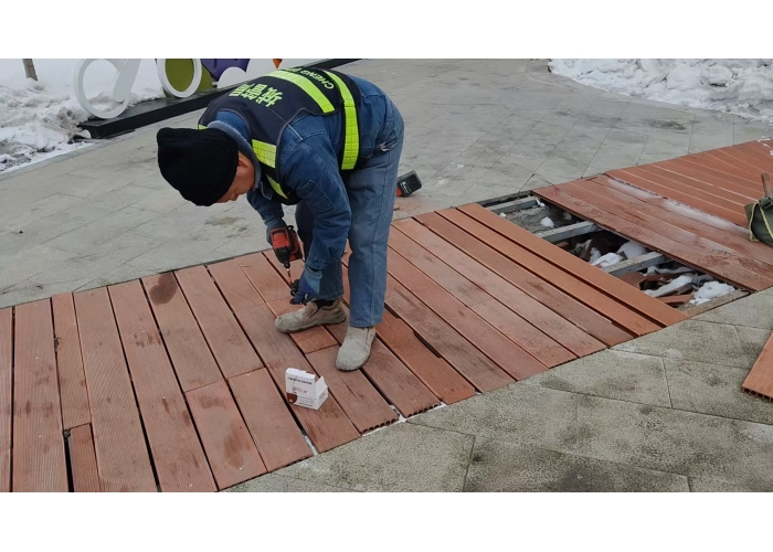 开展冬季木栈道专项安全维护  筑牢市民脚下“温暖防线”