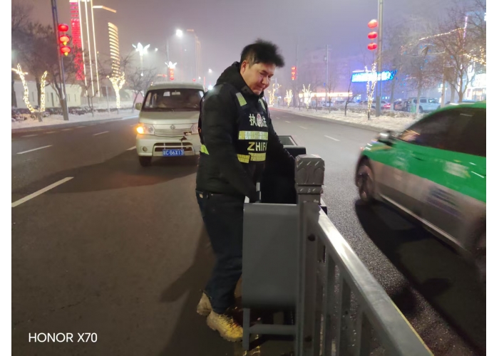深夜奋战除隐患   护航市民出行路