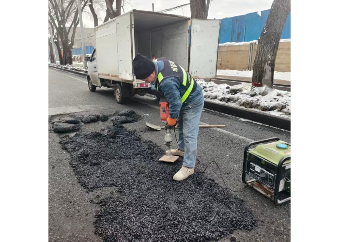 节后气温回升病害显  市政部门及时修补道路保畅通
