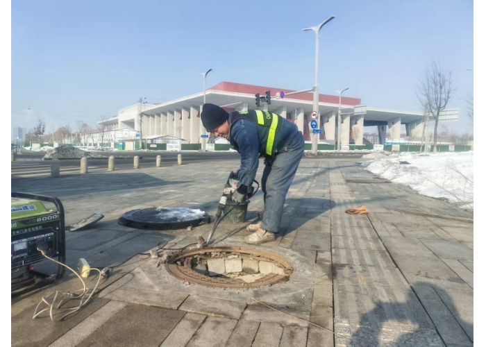 消除道路“陷阱”守护脚下安全 石河子市城管局快速处置路口破损井盖