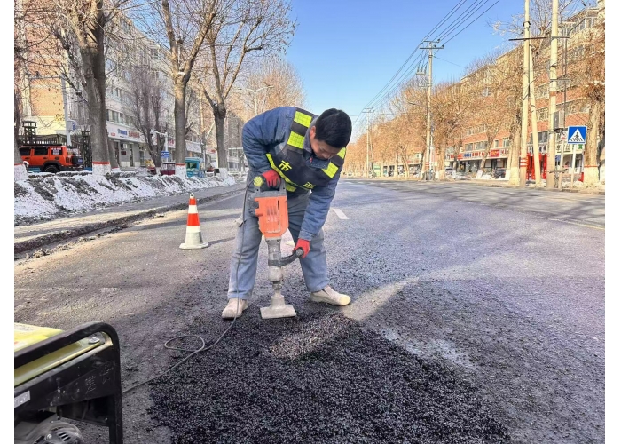 抢抓晴好“空窗期” 城管局市政工程