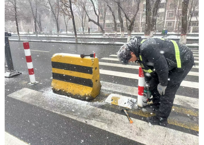 顶风冒雪安装护桩   为行人筑起“生