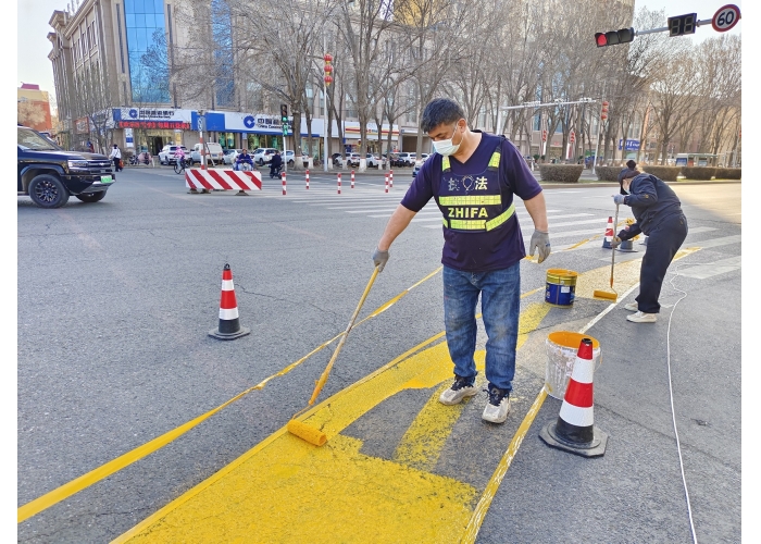 路口施划“黄月牙”标线    保障市民出行安全