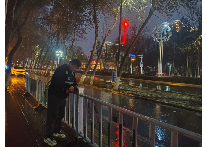 冒雨抢修！市政工人连夜扶正40米倒伏护栏除隐患