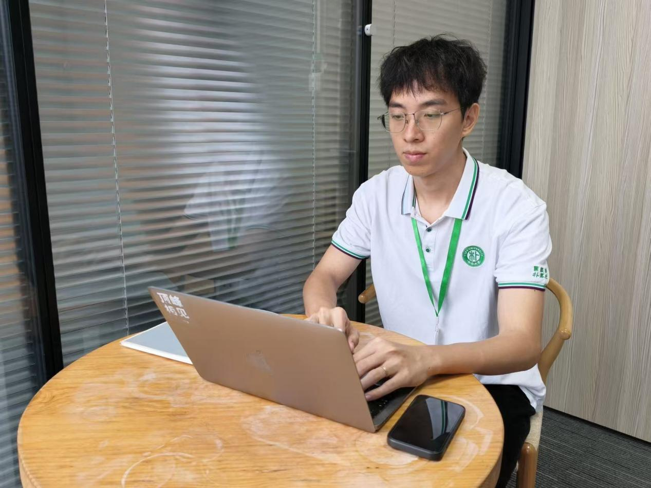 陈柏有在制作骑手培训PPT。人民网记者 王雅蝶摄