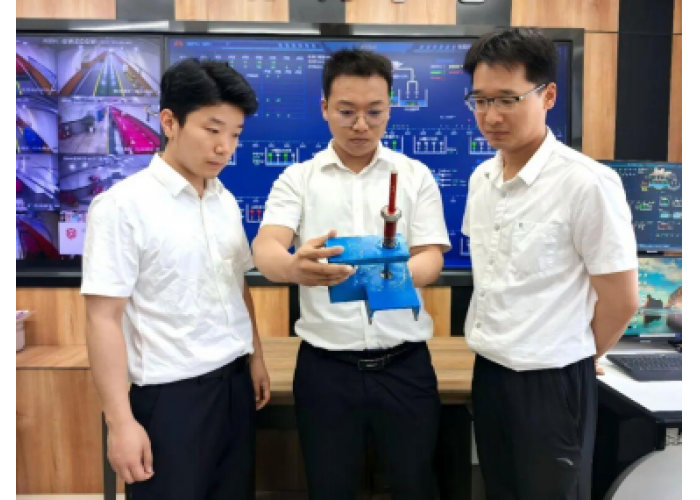 曹家滩矿业机电队：取轴有“利器” 供电添“双检”