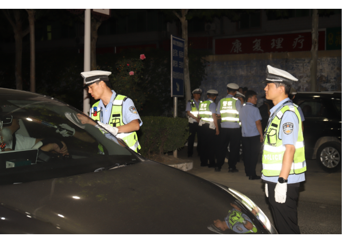 闻喜公安交警开展夜查集中整治统一