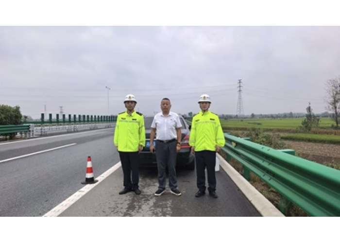 河南交投信阳第三支部淮滨中队：风雨守高速处置故障车辆，守护道路安全