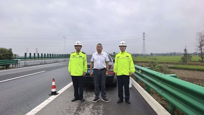 河南交投信阳第三支部淮滨中队、风雨守高速处置故障车辆、守护道路安全(图1)