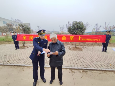 河南交投信阳第三支部淮滨中队、风雨守高速处置故障车辆、守护道路安全(图2)